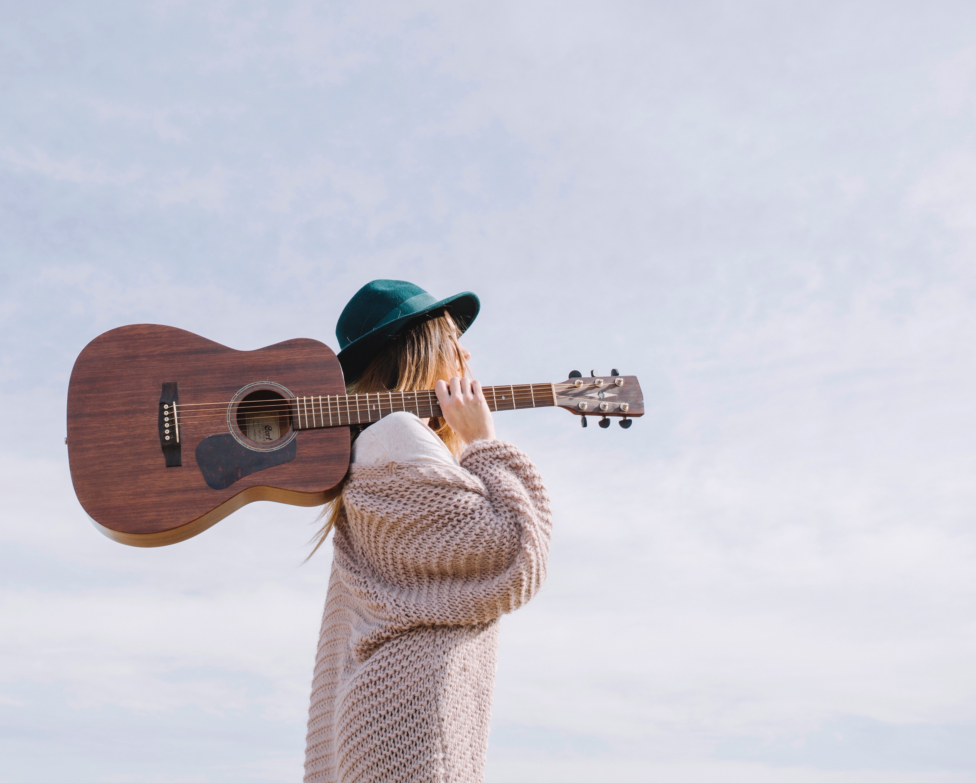 Chitarra Ragazza Spalla